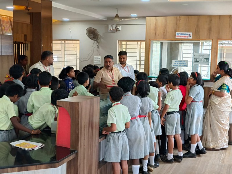 educational field trip for Grade 4 students to the Urban Bank (APMC)